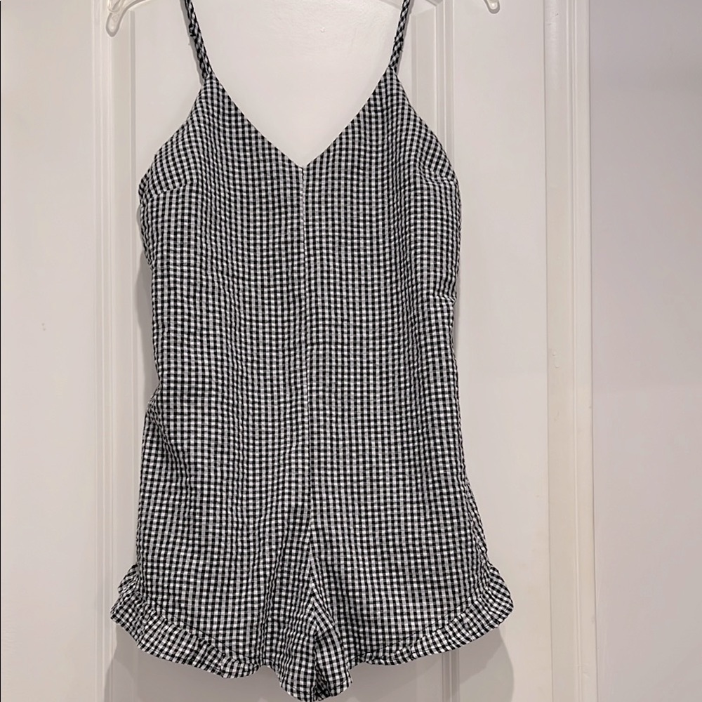 🖤🤍Cute Honey Punch Black and White Gingham Romper with Cute Ruffle Detail!
